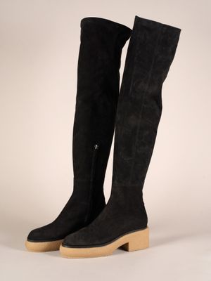 gros plan d'une paire de bottes noires sur fond blanc