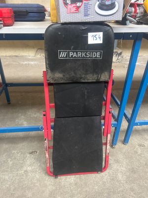 une photo d'une chaise posée dans un garage