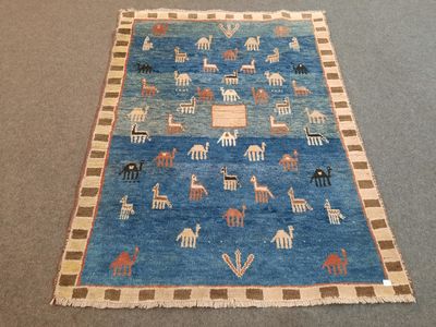 un tapis bleu orné d'un motif représentant des animaux