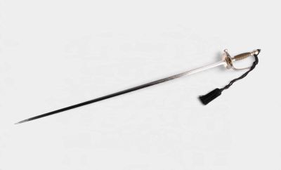 un gros plan d'une épée posée sur une surface blanche, avec une poignée noire