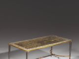 une image d'une table avec un plateau en marbre et des pieds en métal