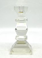 Bougeoir en cristal à décor géométrique.