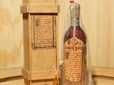 une bouteille de vin posée sur une table à côté d'une boîte