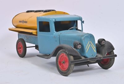 un camion jouet bleu avec un réservoir jaune à l'arrière