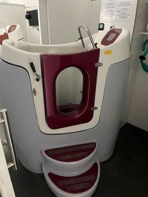 des toilettes avec un siège rouge au milieu