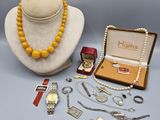 une image représentant un collier, un bracelet, une bague, une montre et d'autres bijoux
