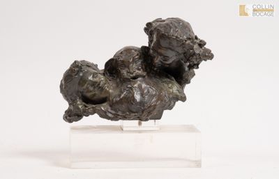 statue représentant un chien et un chat sur un socle en marbre