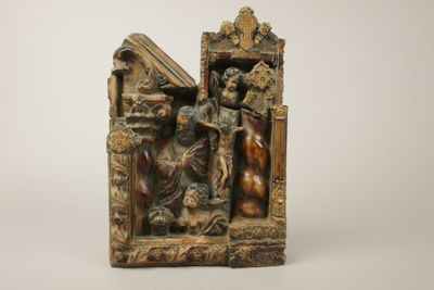 une photo représentant une statue d'un homme et d'une femme dans une église