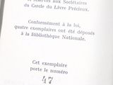 un livre ouvert avec l'image d'un chat dessus