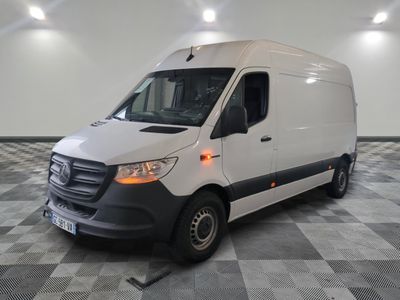 la camionnette blanche est garée sur un sol en damier dans le garage