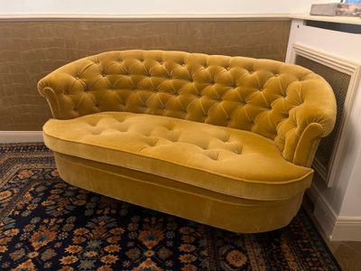 un canapé qui se trouve dans une pièce où il y a un tapis