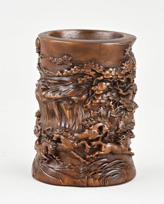 une image représentant un vase en bois orné de sculptures d'animaux et de fleurs