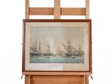 une photo d'un tableau posé sur un chevalet, avec une image de bateaux en arrière-plan