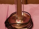 une table recouverte d'une nappe rose, sur laquelle se trouve un bougeoir en argent