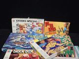 une pile de jeux de société posée sur une table noire