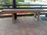 un banc en bois posé sous le porche d'un immeuble