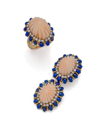 une paire de boucles d'oreilles à clip en corail, saphir et diamant