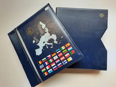 deux étuis à passeport ornés de drapeaux et d'une carte