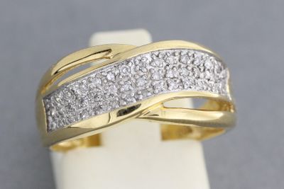 une image d'une bague en or et en diamant sur une surface blanche