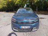 une voiture bleue garée dans un parking
