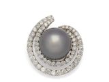 gros plan d'une bague en perles et diamants sur fond blanc
