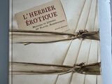 un livre posé sur une table