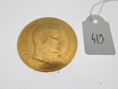 gros plan d'une pièce d'or portant une étiquette de prix
