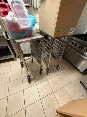 un chariot sur lequel est posée une boîte, dans une cuisine