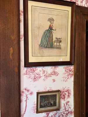 deux tableaux encadrés sur le mur d'une pièce
