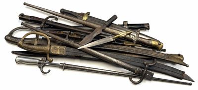 de nombreux types d'armes différents sur une surface blanche