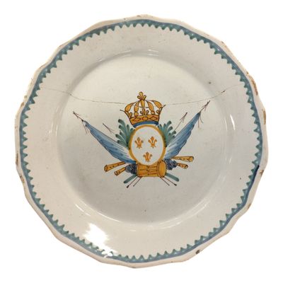 NEVERS ou LA ROCHELLE. Assiette à bord contourné en faïence …