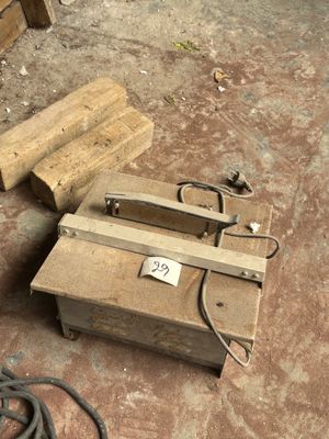 une boîte posée par terre à côté d'un enchevêtrement de fils