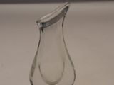 un vase en verre posé sur une table