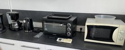 beaucoup d'appareils électroménagers posés sur le plan de travail de la cuisine