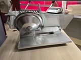 une machine posée sur une table dans une pièce