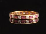 une image représentant une bague en or sertie de rubis et de diamants