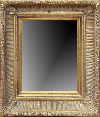 un miroir à cadre doré orné d'un motif décoratif