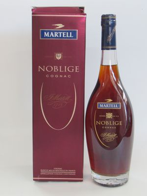La bouteille de cognac Nobilge se trouve à côté de la boîte.
