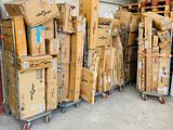 de nombreux cartons empilés les uns sur les autres dans un entrepôt