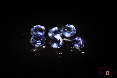 une paire de saphirs bleus sur un fond noir