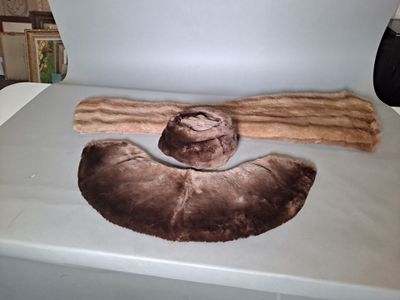 une photo d'un gâteau au chocolat posé sur une table blanche