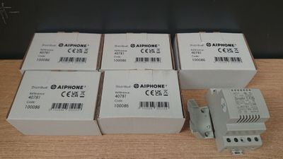 quatre boîtes contenant des appareils électroniques posées sur une table en bois