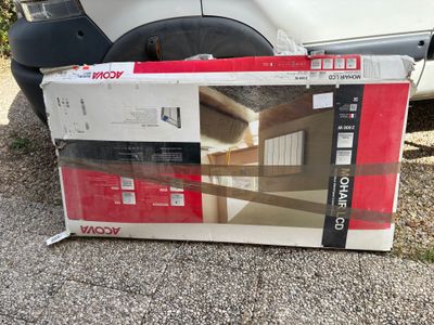 une boîte posée par terre à côté d'une voiture