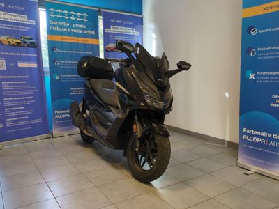 un scooter garé dans un showroom
