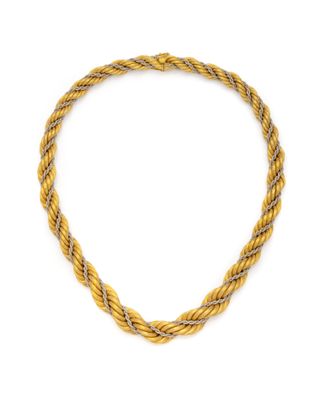 un collier en or et en argent avec un motif de corde torsadée sur fond blanc