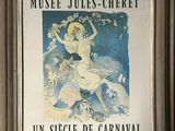 Un tableau représentant une femme en robe blanche est accroché au mur.