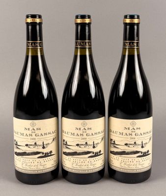 trois bouteilles de vin posées sur une table l'une à côté de l'autre