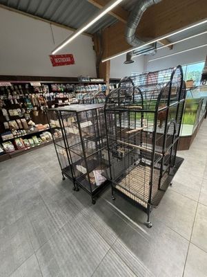 une grande cage à oiseaux au milieu d'un magasin