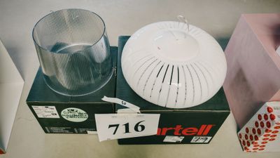 une boîte et un verre posés sur une table, avec une étiquette de prix dessus