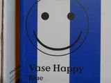 une boîte bleue et blanche sur laquelle est dessiné un smiley